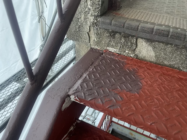 川口　鉄骨階段塗装工事　上塗り